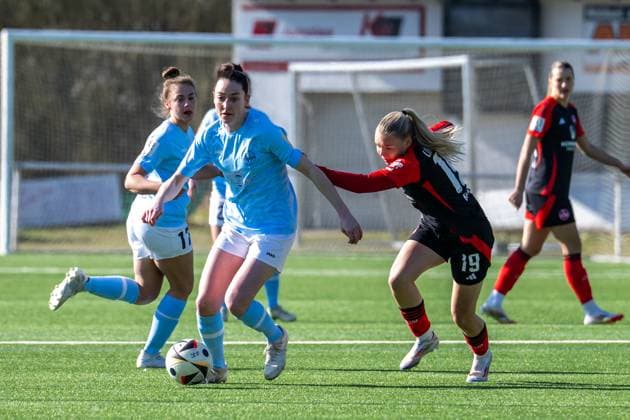 02.03.2025, Fußball, 2. Frauen-Bundesliga, 2024 2025, SG 99 Andernach - 1. FC Nürnberg Kathrin Schermuly (5 Andernach) versucht Anny Kerim-Lindland (19 Nürnberg) zu entkommen. Mendig Junglas Baumaschinen Stadion Rheinland-Pfalz Deutschland
