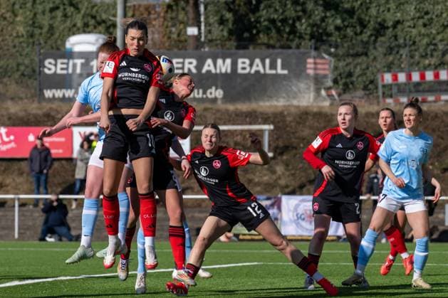 02.03.2025, Fußball, 2. Frauen-Bundesliga, 2024 2025, SG 99 Andernach - 1. FC Nürnberg So richtig erwischt keine den Ball. Medina Desic (10 Nürnberg), Leonie Stöhr (9 Andernach), Klara Svensson Senelius (2 Nürnberg). Mendig Junglas Baumaschinen Stadion Rheinland-Pfalz Deutschland