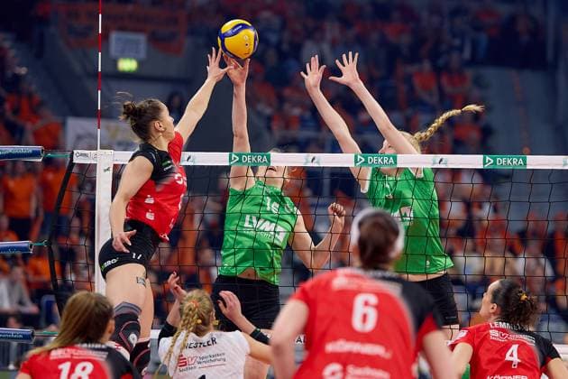 Angriff von Lorena Lorber Fijok (Dresdner SC, 17) gegen den Block von Mia Kirchhoff (USC Muenster, 15) und Luisa van Clewe (USC Muenster, 08) GER, Dresdner SC - USC Muenster, Volleyball, DVV-Pokalfinale Frauen 2025, 02.03.25 GER, Dresdner SC - USC Muenster, Volleyball, DVV-Pokalfinale Frauen 2025, 02.03.25 Mannheim Copyright: xEibner-Pressefoto GeraldxOelze-dexStoppanyx EP-ODS