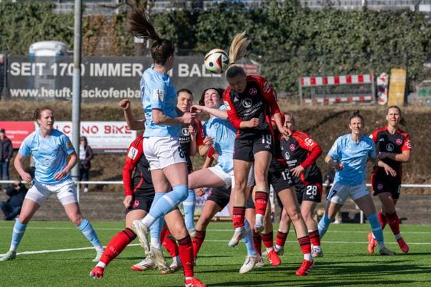 02.03.2025, Fußball, 2. Frauen-Bundesliga, 2024 2025, SG 99 Andernach - 1. FC Nürnberg Anny Kerim-Lindland (19 Nürnberg) köpft den Ball aus der Gefahrenzone. Mendig Junglas Baumaschinen Stadion Rheinland-Pfalz Deutschland