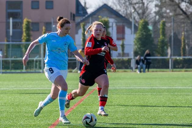 02.03.2025, Fußball, 2. Frauen-Bundesliga, 2024 2025, SG 99 Andernach - 1. FC Nürnberg Leonie Stöhr (9 Andernach) enteilt der Nürnbergerin Madeleine Steck. Mendig Junglas Baumaschinen Stadion Rheinland-Pfalz Deutschland