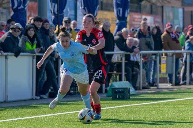 02.03.2025, Fußball, 2. Frauen-Bundesliga, 2024 2025, SG 99 Andernach - 1. FC Nürnberg Julia Pollak (22 Nürnberg) hält Leonie Wäschenbach (17 Andernach) fest. Mendig Junglas Baumaschinen Stadion Rheinland-Pfalz Deutschland