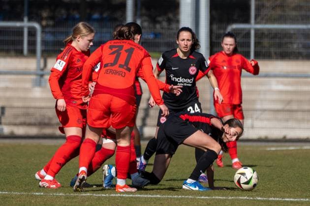 02.03.2025, xhfmx, Fussball 2. Bundesliga, Eintracht Frankfurt - FC Bayern München II Ela Demirbas ( 22 Eintracht Frankfurt U20) im Zweikampf mit mehreren Gegenspielerinnen (DFL DFB REGULATIONS PROHIBIT ANY USE OF PHOTOGRAPHS as IMAGE SEQUENCES and or QUASI-VIDEO) Frankfurt am Main