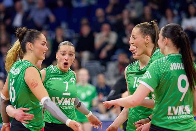Jubel, Freude USC Muenster mit Elena Koemmling (USC Muenster, 07), Mia Kirchhoff (USC Muenster, 15) und Mikala Mogensen (USC Muenster, 16) GER, Dresdner SC - USC Muenster, Volleyball, DVV-Pokalfinale Frauen 2025, 02.03.25 GER, Dresdner SC - USC Muenster, Volleyball, DVV-Pokalfinale Frauen 2025, 02.03.25 Mannheim Copyright: xEibner-Pressefoto GeraldxOelze-dexStoppanyx EP-ODS