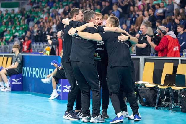 Freude Jubel der Trainer und Betreuer um Alexander Waibel (Dresdner SC, Cheftrainer) nach dem 3:0 Sieg GER, Dresdner SC - USC Muenster, Volleyball, DVV-Pokalfinale Frauen 2025, 02.03.25 GER, Dresdner SC - USC Muenster, Volleyball, DVV-Pokalfinale Frauen 2025, 02.03.25 Mannheim Copyright: xEibner-Pressefoto GeraldxOelze-dexStoppanyx EP-ODS