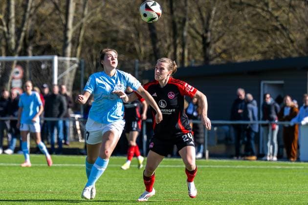 02.03.2025, Fußball, 2. Frauen-Bundesliga, 2024 2025, SG 99 Andernach - 1. FC Nürnberg Leonie Wäschenbach (17 Andernach) und Nastassja Lein (24 Nürnberg) im Kopf um den Ball. Mendig Junglas Baumaschinen Stadion Rheinland-Pfalz Deutschland
