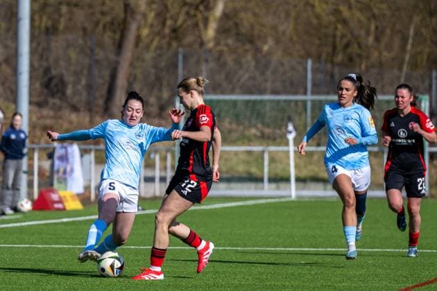 02.03.2025, Fußball, 2. Frauen-Bundesliga, 2024 2025, SG 99 Andernach - 1. FC Nürnberg Kathrin Schermuly (5 Andernach) versucht hier den Ball an Amelie Thöle (12 Nürnberg) vorbeizulegen. Mendig Junglas Baumaschinen Stadion Rheinland-Pfalz Deutschland