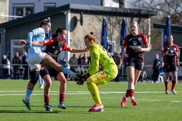 02.03.2025, Fußball, 2. Frauen-Bundesliga, 2024 2025, SG 99 Andernach - 1. FC Nürnberg Besarta Hisenaj (4 Andernach) mit dem Fuß voran in Richtung der Nürnbergerin Kristin Krammer (25 Nürnberg), die Ball und Fuß fängt. Julia Pollak (22 Nürnberg) kann hier auch nicht mehr wirklich eingreifen. Mendig Junglas Baumaschinen Stadion Rheinland-Pfalz Deutschland
