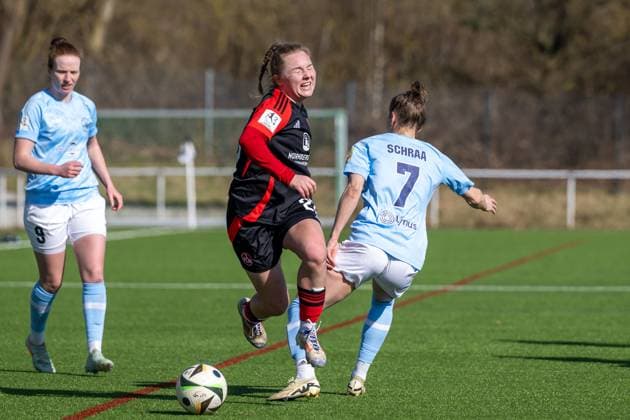 02.03.2025, Fußball, 2. Frauen-Bundesliga, 2024 2025, SG 99 Andernach - 1. FC Nürnberg Madeleine Steck (28 Nürnberg) wird von den Füßen geholt. Mendig Junglas Baumaschinen Stadion Rheinland-Pfalz Deutschland