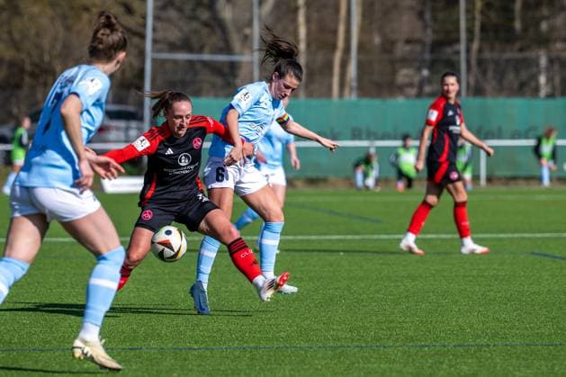02.03.2025, Fußball, 2. Frauen-Bundesliga, 2024 2025, SG 99 Andernach - 1. FC Nürnberg Alina Mailbeck (6 Nürnberg) versucht den Ball vor Lisa Kossmann (6 Andernach) abzuschirmen. Mendig Junglas Baumaschinen Stadion Rheinland-Pfalz Deutschland