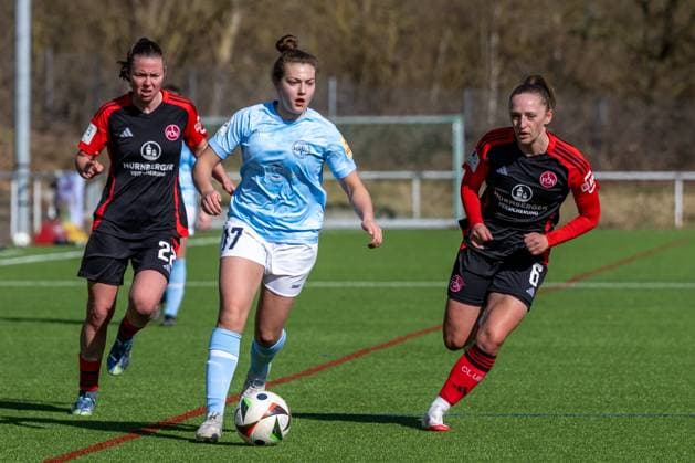 02.03.2025, Fußball, 2. Frauen-Bundesliga, 2024 2025, SG 99 Andernach - 1. FC Nürnberg Leonie Wäschenbach (17 Andernach) wagt nochmals einen Vorstoß und entläuft Julia Pollak (22 Nürnberg) und Alina Mailbeck (6 Nürnberg). Mendig Junglas Baumaschinen Stadion Rheinland-Pfalz Deutschland