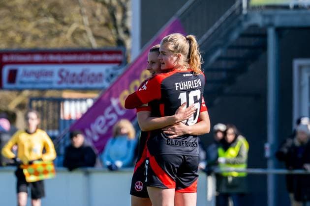 02.03.2025, Fußball, 2. Frauen-Bundesliga, 2024 2025, SG 99 Andernach - 1. FC Nürnberg Meret Günster (66 Nürnberg) und Anne Führlein (16 Nürnberg) liegen sich nach dem Schlusspfiff in den Armen. Mendig Junglas Baumaschinen Stadion Rheinland-Pfalz Deutschland