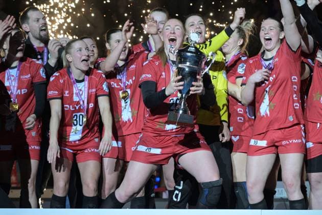 Bilder des Jahres 2025, Sport 03 März Sport Themen der Woche KW09 Sport Bilder des Tages Sofia Hvenfelt (HB Ludwigsburg, 20) mit Pokal HSG Blomberg-Lippe vs. HB Ludwigsburg Handball, Frauen, DHB Pokal Haushahn Final 4, Saison 2024 2025, 02.03.2025 HSG Blomberg-Lippe vs. HB Ludwigsburg, Handball, Frauen, DHB Pokal Haushahn Final 4, Saison 2024 2025, 02.03.2025 Stuttgart *** Sofia Hvenfelt HB Ludwigsburg, 20 with Cup HSG Blomberg Lippe vs HB Ludwigsburg Handball, Women, DHB Cup Haushahn Final 4, Season 2024 2025, 02 03 2025 HSG Blomberg Lippe vs HB Ludwigsburg, Handball, Women, DHB Cup Haushahn Final 4, Season 2024 2025, 02 03 2025 Stuttgart Copyright: xEibner-Pressefoto TobiasxBaurx EP_TBR