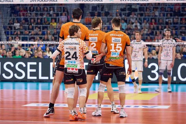 Groessenunterschied Kyle Dagostino (Berlin Recycling Volleys, 24) und Moritz Reichert (Berlin Recycling Volleys, 15) und Matthew Knigge (Berlin Recycling Volleys, 02) zu Spielbeginn, erwarten den Aufschlag GER, BERLIN RECYCLING Volleys - SWD powervolleys Dueren, Volleyball, DVV-Pokalfinale Maenner 2025, 02.03.25 GER, BERLIN RECYCLING Volleys - SWD powervolleys Dueren, Volleyball, DVV-Pokalfinale Maenner 2025, 02.03.25 Mannheim Copyright: xEibner-Pressefoto GeraldxOelze-dexStoppanyx EP-ODS