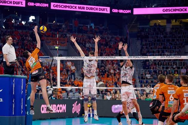 Angriff Jake Hanes (Berlin Recycling Volleys, 22) gegen den Doppelblock von SWD powervolleys Dueren GER, BERLIN RECYCLING Volleys - SWD powervolleys Dueren, Volleyball, DVV-Pokalfinale Maenner 2025, 02.03.25 GER, BERLIN RECYCLING Volleys - SWD powervolleys Dueren, Volleyball, DVV-Pokalfinale Maenner 2025, 02.03.25 Mannheim Copyright: xEibner-Pressefoto GeraldxOelze-dexStoppanyx EP-ODS