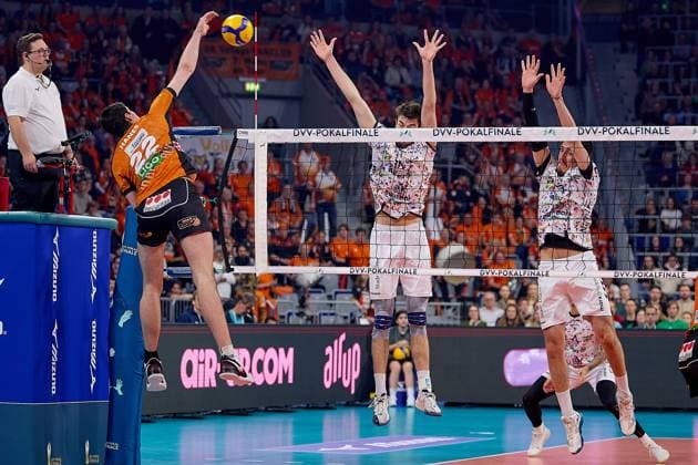 Angriff Jake Hanes (Berlin Recycling Volleys, 22) gegen den Doppelblock von SWD powervolleys Dueren GER, BERLIN RECYCLING Volleys - SWD powervolleys Dueren, Volleyball, DVV-Pokalfinale Maenner 2025, 02.03.25 GER, BERLIN RECYCLING Volleys - SWD powervolleys Dueren, Volleyball, DVV-Pokalfinale Maenner 2025, 02.03.25 Mannheim Copyright: xEibner-Pressefoto GeraldxOelze-dexStoppanyx EP-ODS