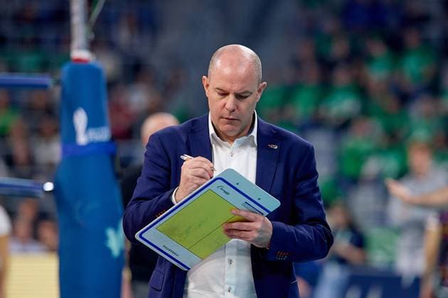 Joel Banks (Berlin Recycling Volleys, Cheftrainer) macht Notizen, Freisteller, Portrait GER, BERLIN RECYCLING Volleys - SWD powervolleys Dueren, Volleyball, DVV-Pokalfinale Maenner 2025, 02.03.25 GER, BERLIN RECYCLING Volleys - SWD powervolleys Dueren, Volleyball, DVV-Pokalfinale Maenner 2025, 02.03.25 Mannheim Copyright: xEibner-Pressefoto GeraldxOelze-dexStoppanyx EP-ODS