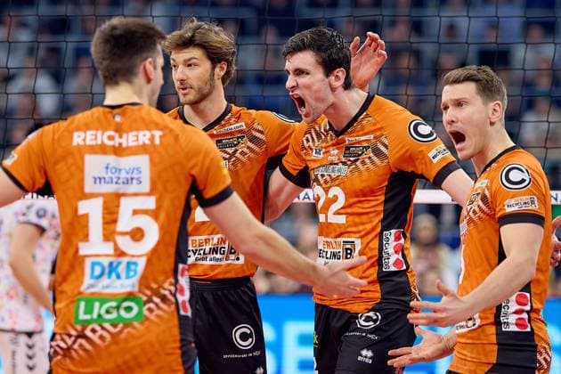 Freude, Jubel Jake Hanes (Berlin Recycling Volleys, 22) GER, BERLIN RECYCLING Volleys - SWD powervolleys Dueren, Volleyball, DVV-Pokalfinale Maenner 2025, 02.03.25 GER, BERLIN RECYCLING Volleys - SWD powervolleys Dueren, Volleyball, DVV-Pokalfinale Maenner 2025, 02.03.25 Mannheim Copyright: xEibner-Pressefoto GeraldxOelze-dexStoppanyx EP-ODS