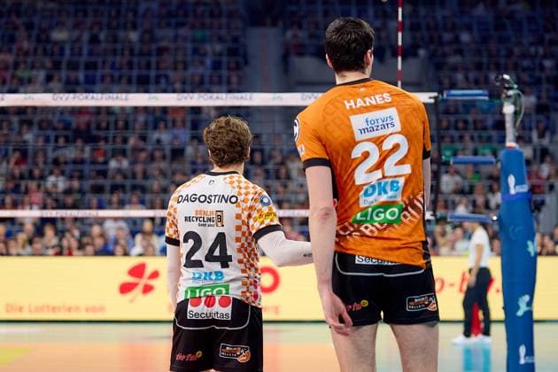 Groessenvergleich Kyle Dagostino (Berlin Recycling Volleys, 24) und Jake Hanes (Berlin Recycling Volleys, 22) GER, BERLIN RECYCLING Volleys - SWD powervolleys Dueren, Volleyball, DVV-Pokalfinale Maenner 2025, 02.03.25 GER, BERLIN RECYCLING Volleys - SWD powervolleys Dueren, Volleyball, DVV-Pokalfinale Maenner 2025, 02.03.25 Mannheim Copyright: xEibner-Pressefoto GeraldxOelze-dexStoppanyx EP-ODS