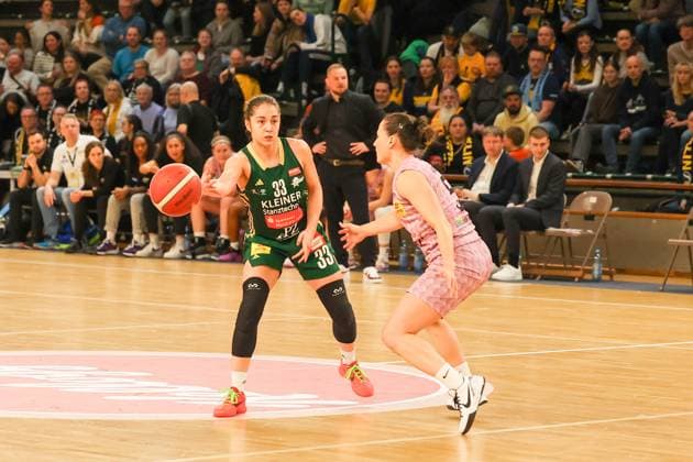 Karina Konstantinova (Rutronik Stars Keltern, 33) hat den Ball abgespielt, DBBL-Pokal , 02.03.2025, Spiel um Platz1. Saarlouis Royals vs Rutronik Stars Kelter, Berlin Berlin Deutschland Copyright: xFootbowl ThomasxSobotzkix