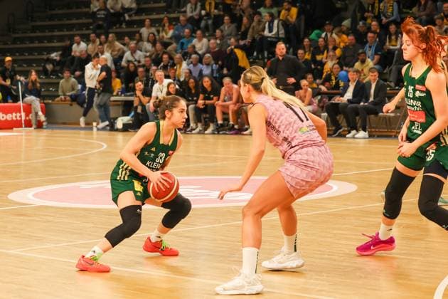 Karina Konstantinova (Rutronik Stars Keltern, 33) mit dem Ball, GABIJA MEÅ KONYTÄ– ( Saarlouis Royals 17) in der Abwehr, DBBL-Pokal , 02.03.2025, Spiel um Platz1. Saarlouis Royals vs Rutronik Stars Kelter, Berlin Berlin Deutschland Copyright: xFootbowl ThomasxSobotzkix