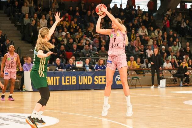 GABIJA MEÅ KONYTÄ– (Saarlouis Royals, 17) fixiert den Korb undn hat den Ball, DBBL-Pokal , 02.03.2025, Spiel um Platz1. Saarlouis Royals vs Rutronik Stars Kelter, Berlin Berlin Deutschland Copyright: xFootbowl ThomasxSobotzkix
