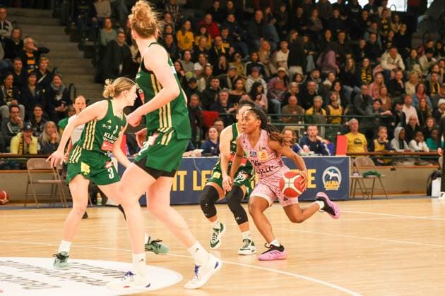 martha burse (Saarlouis Royals, 25) mit dem Ball im Lauf, DBBL-Pokal , 02.03.2025, Spiel um Platz1. Saarlouis Royals vs Rutronik Stars Kelter, Berlin Berlin Deutschland Copyright: xFootbowl ThomasxSobotzkix
