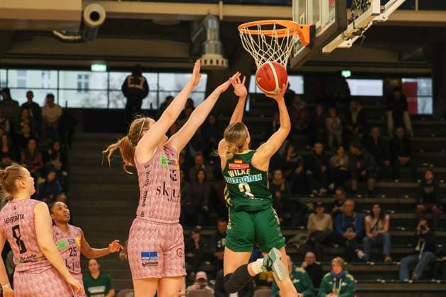 Alexandra Wilke (Rutronik Stars Keltern, 03)steigt mit dem Ball zum Korb, DBBL-Pokal , 02.03.2025, Spiel um Platz1. Saarlouis Royals vs Rutronik Stars Kelter, Berlin Berlin Deutschland Copyright: xFootbowl ThomasxSobotzkix
