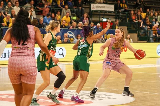 HAYLEY FRANK ( Saarlouis Royals ä45) mit dem Ball, Quinesha Lockett (Rutronik Stars Keltern, 05)in der Abwehr, SLR DBBL-Pokal , 02.03.2025, Spiel um Platz1. Saarlouis Royals vs Rutronik Stars Kelter, Berlin Berlin Deutschland Copyright: xFootbowl ThomasxSobotzkix