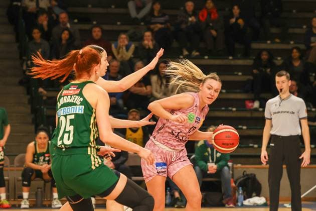 GABIJA MEÅ KONYTÄ– (Saarlouis Royals, 17) mit dem Ball Mina Djordjevic (Rutronik Stars Keltern, 25)in der Abwehr, DBBL-Pokal , 02.03.2025, Spiel um Platz1. Saarlouis Royals vs Rutronik Stars Kelter, Berlin Berlin Deutschland Copyright: xFootbowl ThomasxSobotzkix