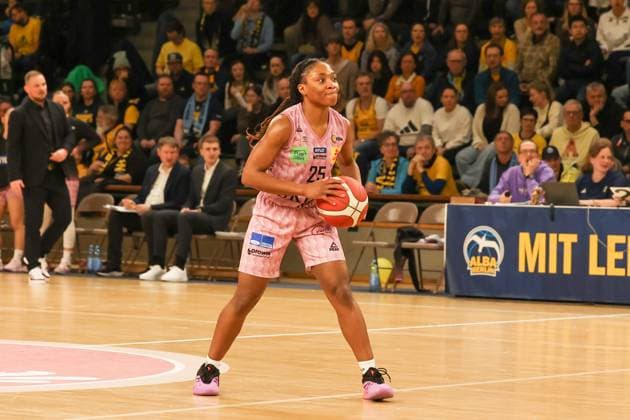 martha burse (Saarlouis Royals, 25)im mit dem Ball, DBBL-Pokal , 02.03.2025, Spiel um Platz1. Saarlouis Royals vs Rutronik Stars Kelter, Berlin Berlin Deutschland Copyright: xFootbowl ThomasxSobotzkix