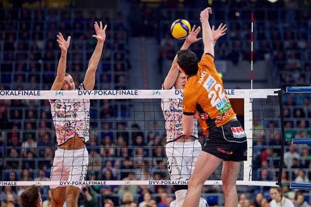 Jake Hanes (Berlin Recycling Volleys, 22) im Angriff, keine Blockchance fuer Francois Huetz (SWD powervolleys Dueren, 17) GER, BERLIN RECYCLING Volleys - SWD powervolleys Dueren, Volleyball, DVV-Pokalfinale Maenner 2025, 02.03.25 GER, BERLIN RECYCLING Volleys - SWD powervolleys Dueren, Volleyball, DVV-Pokalfinale Maenner 2025, 02.03.25 Mannheim Copyright: xEibner-Pressefoto GeraldxOelze-dexStoppanyx EP-ODS