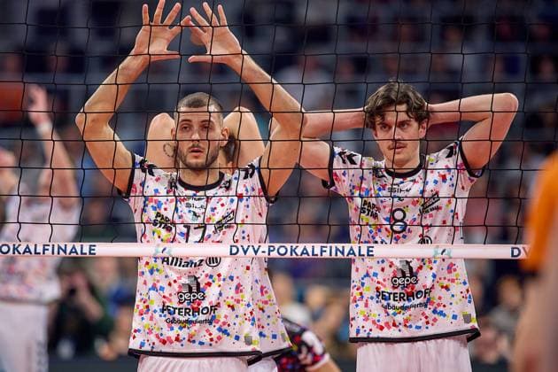 Francois Huetz (SWD powervolleys Dueren, 17) un Robin Baghdady (SWD powervolleys Dueren, 08) erwarten den Aufschlag GER, BERLIN RECYCLING Volleys - SWD powervolleys Dueren, Volleyball, DVV-Pokalfinale Maenner 2025, 02.03.25 GER, BERLIN RECYCLING Volleys - SWD powervolleys Dueren, Volleyball, DVV-Pokalfinale Maenner 2025, 02.03.25 Mannheim Copyright: xEibner-Pressefoto GeraldxOelze-dexStoppanyx EP-ODS