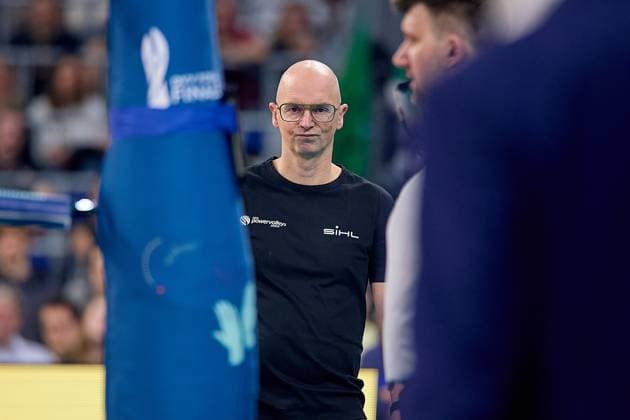 skeptischer Blick Christophe Achten (SWD powervolleys Dueren, Cheftrainer) GER, BERLIN RECYCLING Volleys - SWD powervolleys Dueren, Volleyball, DVV-Pokalfinale Maenner 2025, 02.03.25 GER, BERLIN RECYCLING Volleys - SWD powervolleys Dueren, Volleyball, DVV-Pokalfinale Maenner 2025, 02.03.25 Mannheim Copyright: xEibner-Pressefoto GeraldxOelze-dexStoppanyx EP-ODS