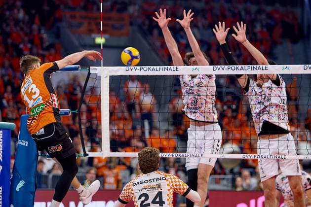 Angriff Ruben Schott (Berlin Recycling Volleys, 13) gegen Imanol Salazar (SWD powervolleys Dueren, 05) GER, BERLIN RECYCLING Volleys - SWD powervolleys Dueren, Volleyball, DVV-Pokalfinale Maenner 2025, 02.03.25 GER, BERLIN RECYCLING Volleys - SWD powervolleys Dueren, Volleyball, DVV-Pokalfinale Maenner 2025, 02.03.25 Mannheim Copyright: xEibner-Pressefoto GeraldxOelze-dexStoppanyx EP-ODS