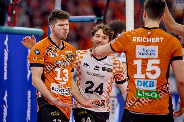 Freude, Jubel bei Ruben Schott (Berlin Recycling Volleys, 13) und Kyle Dagostino (Berlin Recycling Volleys, 24) GER, BERLIN RECYCLING Volleys - SWD powervolleys Dueren, Volleyball, DVV-Pokalfinale Maenner 2025, 02.03.25 GER, BERLIN RECYCLING Volleys - SWD powervolleys Dueren, Volleyball, DVV-Pokalfinale Maenner 2025, 02.03.25 Mannheim Copyright: xEibner-Pressefoto GeraldxOelze-dexStoppanyx EP-ODS