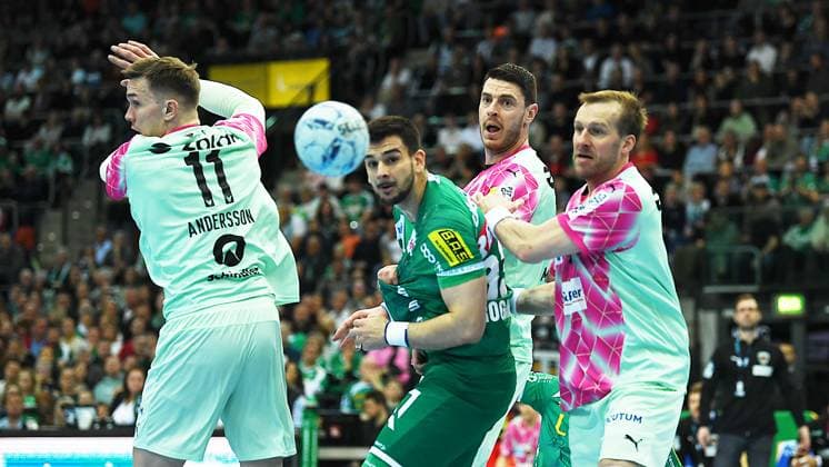 Sport Themen der Woche KW09 Sport Bilder des Tages Handball-Bundesliga, Saison 2024 2025, 21. Spieltag, SC DHfK Leipzig vs. Füchse Berlin (02.03.2025) Lasse Andersson (Rückraum Füchse Berlin, Rückennummer 11), Luka Rogan (Kreisspieler SC DHfK Leipzig, Rückennummer 33) schauen dem Ball hinterher beim Handball-Bundesliga-Spiel DHfK Leipzig gegen Füchse Berlin (02.03.2025) Leipzig Sachsen Deutschland QUARTERBACK Immobilien Arena Am Sportforum 2 *** Handball Bundesliga, Season 2024 2025, Matchday 21, SC DHfK Leipzig vs Füchse Berlin 02 03 2025 Lasse Andersson back line Füchse Berlin, back number 11 , Luka Rogan circle player SC DHfK Leipzig, back number 33 look after the ball during the Handball Bundesliga match DHfK Leipzig vs Füchse Berlin 02 03 2025 Leipzig Saxony Germany QUARTERBACK Immobilien Arena Am Sportforum 2
