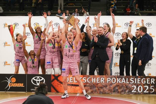 Bilder des Jahres 2025, Sport 03 März Sport Themen der Woche KW09 Sport Bilder des Tages Dt. Pokalsieger, Saarlouis Royals, DBBL-Pokal ,DBBL-Pokal , 02.03.2025, Spiel um Platz1. Saarlouis Royals vs Rutronik Stars Kelter, Berlin Berlin Deutschland *** Dt Pokalsieger, Saarlouis Royals, DBBL Pokal ,DBBL Pokal , 02 03 2025, Spiel um Platz1 Saarlouis Royals vs Rutronik Stars Kelter, Berlin Berlin Deutschland Copyright: xFootbowl ThomasxSobotzkix
