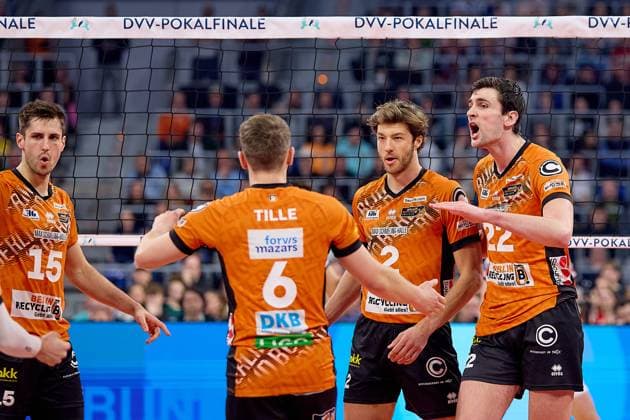 Jubel, Freude Jake Hanes (Berlin Recycling Volleys, 22), Matthew Knigge (Berlin Recycling Volleys, 02), Johannes Tille (Berlin Recycling Volleys, 06) und Moritz Reichert (Berlin Recycling Volleys, 15) GER, BERLIN RECYCLING Volleys - SWD powervolleys Dueren, Volleyball, DVV-Pokalfinale Maenner 2025, 02.03.25 GER, BERLIN RECYCLING Volleys - SWD powervolleys Dueren, Volleyball, DVV-Pokalfinale Maenner 2025, 02.03.25 Mannheim Copyright: xEibner-Pressefoto GeraldxOelze-dexStoppanyx EP-ODS