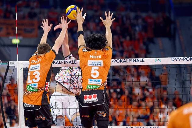 Doppelblock Nehemiah Mote (Berlin Recycling Volleys, 05) und Ruben Schott (Berlin Recycling Volleys, 13) gegen Matthew Neaves (SWD powervolleys Dueren, 14) GER, BERLIN RECYCLING Volleys - SWD powervolleys Dueren, Volleyball, DVV-Pokalfinale Maenner 2025, 02.03.25 GER, BERLIN RECYCLING Volleys - SWD powervolleys Dueren, Volleyball, DVV-Pokalfinale Maenner 2025, 02.03.25 Mannheim Copyright: xEibner-Pressefoto GeraldxOelze-dexStoppanyx EP-ODS