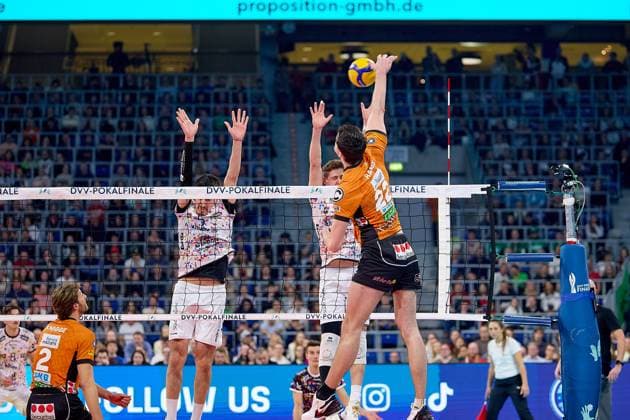 Angriff Jake Hanes (Berlin Recycling Volleys, 22) gegen Doppelblock mit Imanol Salazar (SWD powervolleys Dueren, 05) GER, BERLIN RECYCLING Volleys - SWD powervolleys Dueren, Volleyball, DVV-Pokalfinale Maenner 2025, 02.03.25 GER, BERLIN RECYCLING Volleys - SWD powervolleys Dueren, Volleyball, DVV-Pokalfinale Maenner 2025, 02.03.25 Mannheim Copyright: xEibner-Pressefoto GeraldxOelze-dexStoppanyx EP-ODS