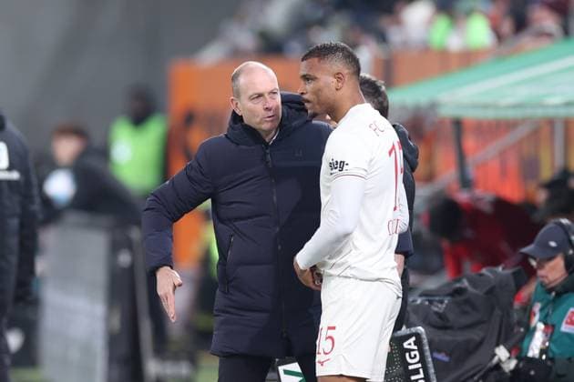 Chef-Trainer Jess Thorup (FC Augsburg) gibt Steve Mounie 15 (FC Augsbburg) nochh letzte anweisungen vor der Einwechslung, FC Augsburg vs. SC Freiburg, Fussball, 1. Bundesliga, 24. Spieltag, 02.03.2025 DFB regulations prohibit any use of photographs as image sequences and or quasi-video Augsburg Bayern Deutschland