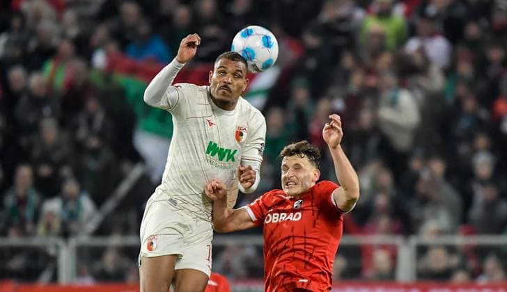 02.03.2025, xemx, Fussball 1.Bundesliga, FC Augsburg - SC Freiburg v.l. Steve Mounie (FC Augsburg), Maximilian Eggestein (SC Freiburg) Zweikampf, Aktion, action, battle for the ball (DFL DFB REGULATIONS PROHIBIT ANY USE OF PHOTOGRAPHS as IMAGE SEQUENCES and or QUASI-VIDEO) Augsburg