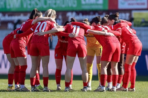 v.li.: Spielerinnen vom SC Freiburg II schwören sich mit einem Mannschaftskreis ein, Teamkreis, Ansprache, Motivation, DIE DFB-RICHTLINIEN UNTERSAGEN JEGLICHE NUTZUNG VON FOTOS ALS SEQUENZBILDER UND ODER VIDEOÄHNLICHE FOTOSTRECKEN. DFB REGULATIONS PROHIBIT ANY USE OF PHOTOGRAPHS AS IMAGE SEQUENCES AND OR QUASI-VIDEO., 02.03.2025, Meppen (Deutschland), Fussball, 2. Frauen-Bundesliga, SV Meppen - SC Freiburg II