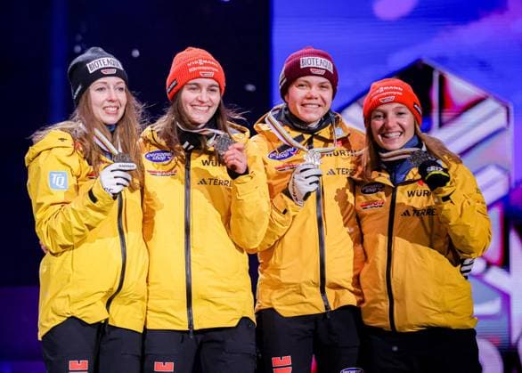 Sport Themen der Woche KW09 Sport Bilder des Tages RECORD DATE NOT STATED 2.03.2025 MISTRZOSTWA SWIATA W NARCIARSTWIE KLASYCZNYM TRONDHEIM 2025 SKOKI NARCIARSKIE KOBIET KONKURS DRUZYNOWY MEDALE FIS NORDIC WORLD SKI CHAMPIONSHIPS Ski jumping, Skispringen, Ski, nordisch WOMEN TEAM COMPETITION MEDAL CEREMONY N Z SEYFARTH JULIANE, SCHMID KATHARINA, REISCH AGNES, FREITAG SELINA FOT. JULIA PIATKOWSKA NEWSPIX.PL --- newspix.pl 