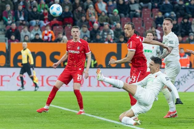 Sport Themen der Woche KW09 Sport Bilder des Tages Matthias Ginter (SC Freiburg), Kiliann Sildillia (SC Freiburg), Philip Tietz (FC Augsburg) und Dimitrios Giannoulis (FC Augsburg) v-l in Aktion, FC Augsburg vs. SC Freiburg, Fussball, 1. Bundesliga, 24. Spieltag, 02.03.2025 DFB regulations prohibit any use of photographs as image sequences and or quasi-video *** Matthias Ginter SC Freiburg , Kiliann Sildillia SC Freiburg , Philip Tietz FC Augsburg and Dimitrios Giannoulis FC Augsburg v l in action, FC Augsburg vs SC Freiburg, Soccer, 1 Bundesliga, 24 Matchday, 02 03 2025 DFB regulations prohibit any use of photographs as image sequences and or quasi video Copyright: xkolbert-press PeterxFastlx