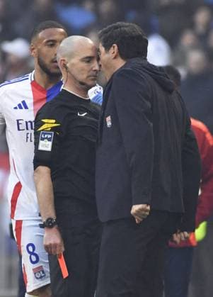 Sport Themen der Woche KW09 Sport Bilder des Tages Paulo Fonseca tente d intimider physiquement l arbitre Benoît Millon lors du match de Ligue 1 McDonald s Lyon - Brest (2-1) au Groupama stadium Paulo Fonseca tente d intimider physiquement l arbitre Benoît Millon lors du match de Ligue 1 McDonald s Lyon - Brest (2-1) au Groupama stadium. Lyon s coach Paulo FONSECA during the French L1 football match between Olympique Lyonnais (OL) and Stade Brestois 29 (Brest) at the Groupama Stadium in Decines-Charpieu, Lyon France on March 2, 2025  Copyright: xMouradxAllilix PsnewZ BestimagexMouradxAllilix PsnewZ Bestimagex