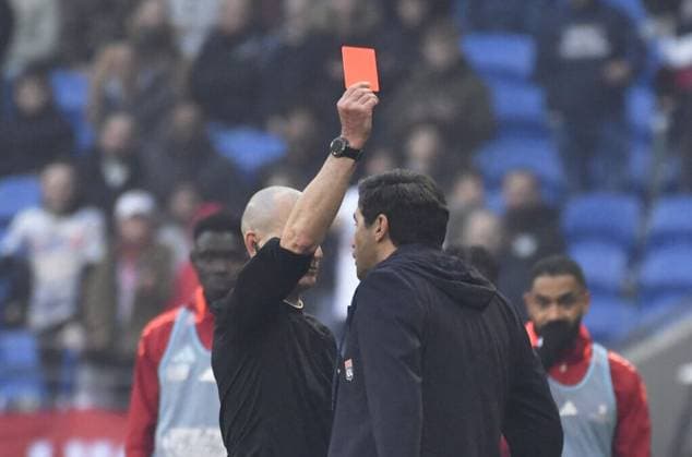 Paulo Fonseca tente d intimider physiquement l arbitre Benoît Millon lors du match de Ligue 1 McDonald s Lyon - Brest (2-1) au Groupama stadium Paulo Fonseca tente d intimider physiquement l arbitre Benoît Millon lors du match de Ligue 1 McDonald s Lyon - Brest (2-1) au Groupama stadium. Lyon s coach Paulo FONSECA during the French L1 football match between Olympique Lyonnais (OL) and Stade Brestois 29 (Brest) at the Groupama Stadium in Decines-Charpieu, Lyon France on March 2, 2025  Copyright: xMouradxAllilix PsnewZ BestimagexMouradxAllilix PsnewZ Bestimagex