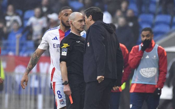 Paulo Fonseca tente d intimider physiquement l arbitre Benoît Millon lors du match de Ligue 1 McDonald s Lyon - Brest (2-1) au Groupama stadium Paulo Fonseca tente d intimider physiquement l arbitre Benoît Millon lors du match de Ligue 1 McDonald s Lyon - Brest (2-1) au Groupama stadium. Lyon s coach Paulo FONSECA during the French L1 football match between Olympique Lyonnais (OL) and Stade Brestois 29 (Brest) at the Groupama Stadium in Decines-Charpieu, Lyon France on March 2, 2025  Copyright: xMouradxAllilix PsnewZ BestimagexMouradxAllilix PsnewZ Bestimagex