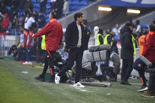 Paulo Fonseca tente d intimider physiquement l arbitre Benoît Millon lors du match de Ligue 1 McDonald s Lyon - Brest (2-1) au Groupama stadium Paulo Fonseca tente d intimider physiquement l arbitre Benoît Millon lors du match de Ligue 1 McDonald s Lyon - Brest (2-1) au Groupama stadium. Lyon s coach Paulo FONSECA during the French L1 football match between Olympique Lyonnais (OL) and Stade Brestois 29 (Brest) at the Groupama Stadium in Decines-Charpieu, Lyon France on March 2, 2025  Copyright: xMouradxAllilix PsnewZ BestimagexMouradxAllilix PsnewZ Bestimagex